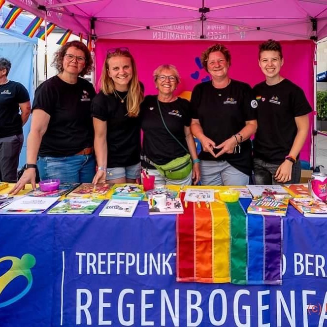 Das Team vom Regenbogenfamilienzentrum München: v.l.n.r.: Marion, Vroni, Stephanie, Karin, Cosma