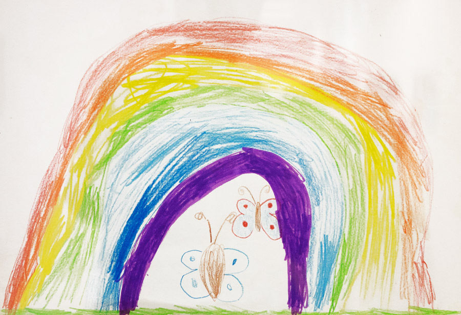 Kinderzeichnung von einem Regenbogen mit zwei Schmetterlingen im Bogen